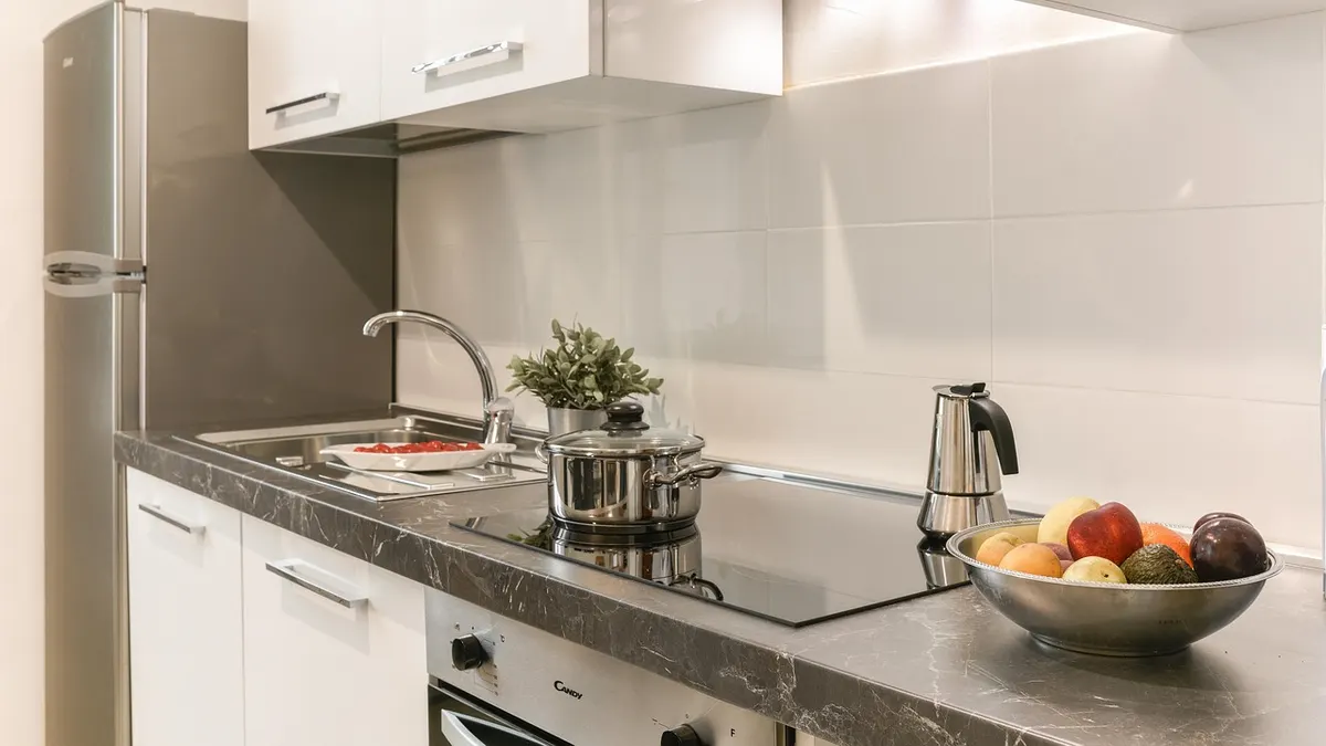 Cozinha moderna com geladeira inox e fogão